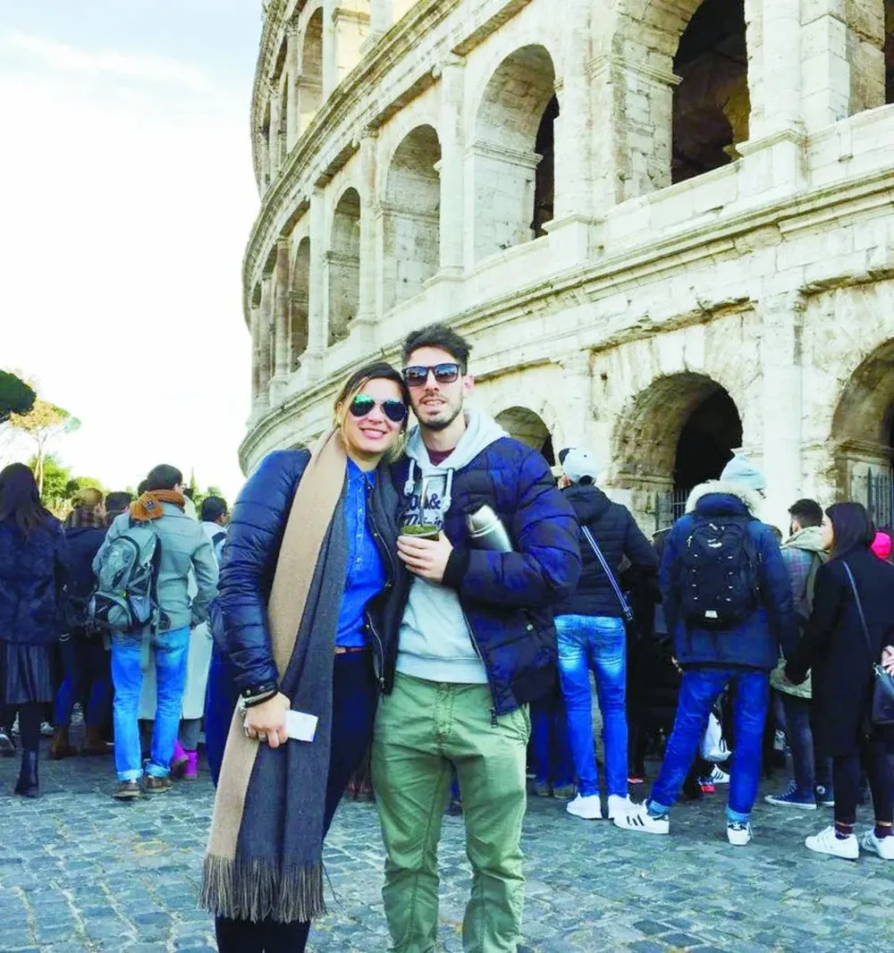 Ignacio Nicolini y su esposa Jéssica en el coliseo romano