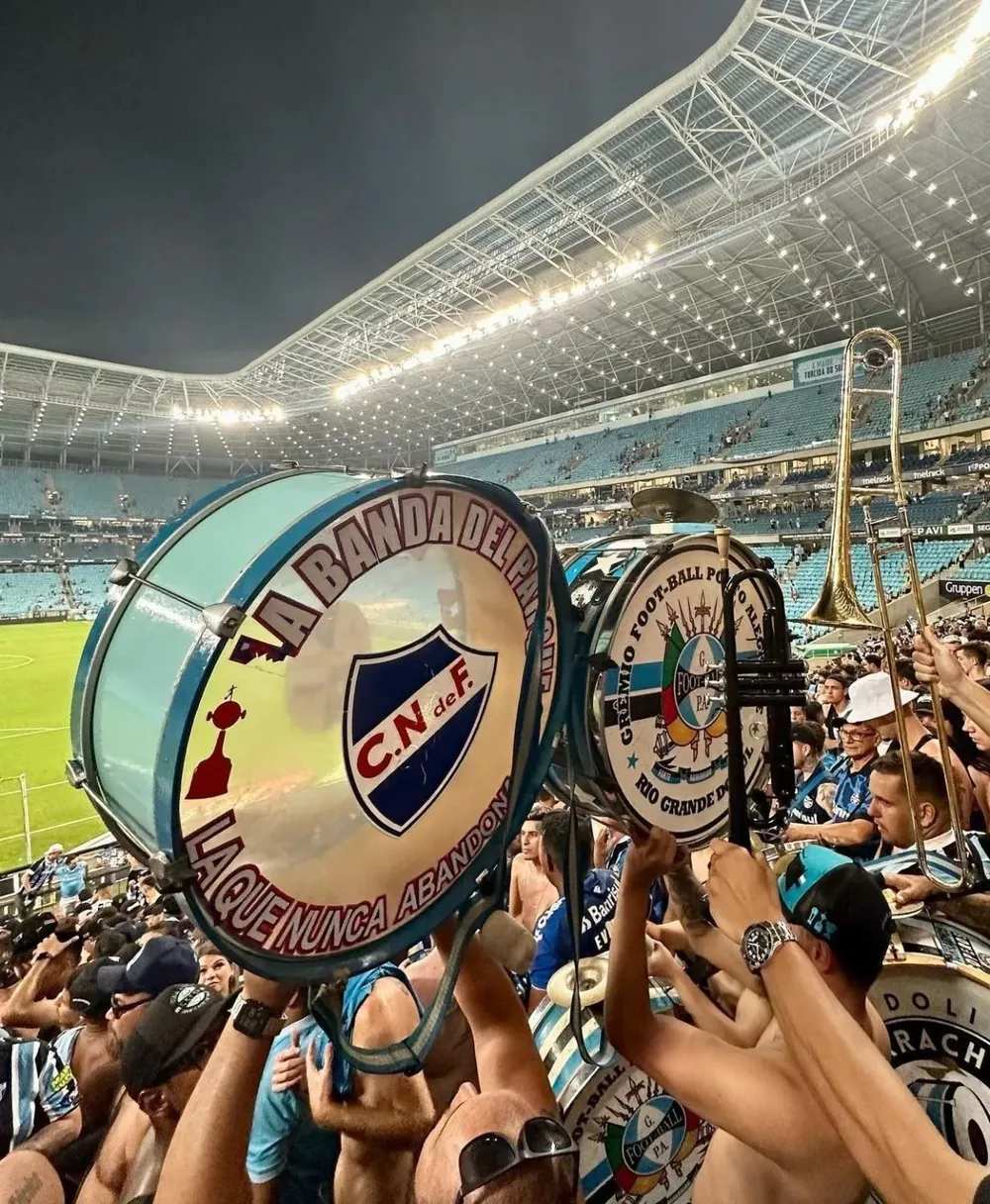Los hinchas de Nacional acompañaron a los de Gremio en el clásico ante Internacional de Porto Alegre