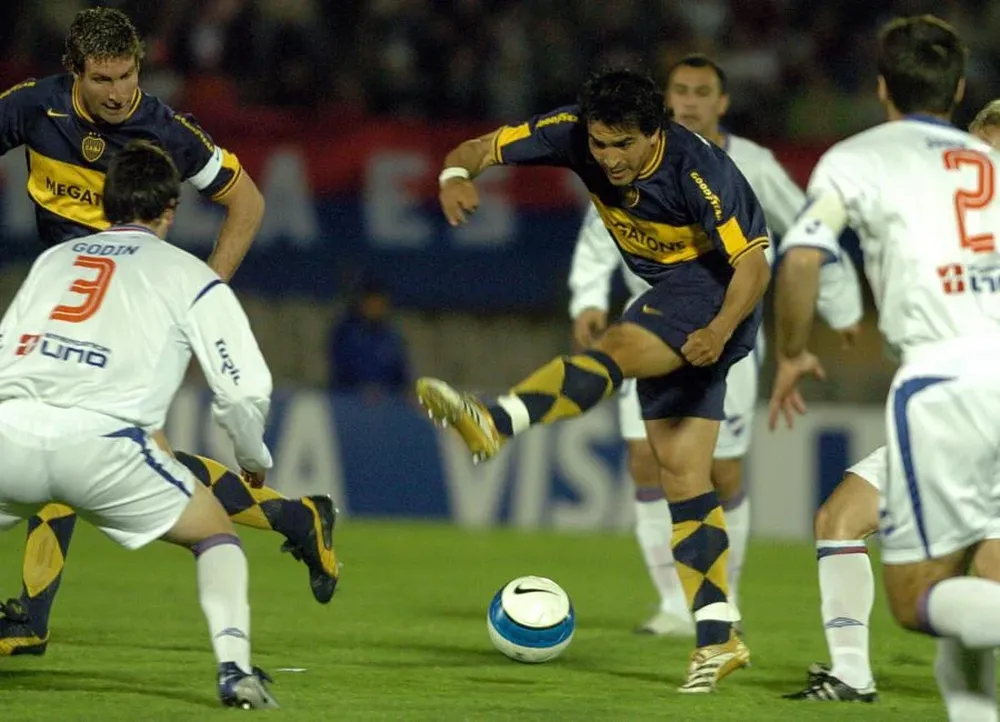 En 2006, Boca jugó todo de azul y Nacional de blanco