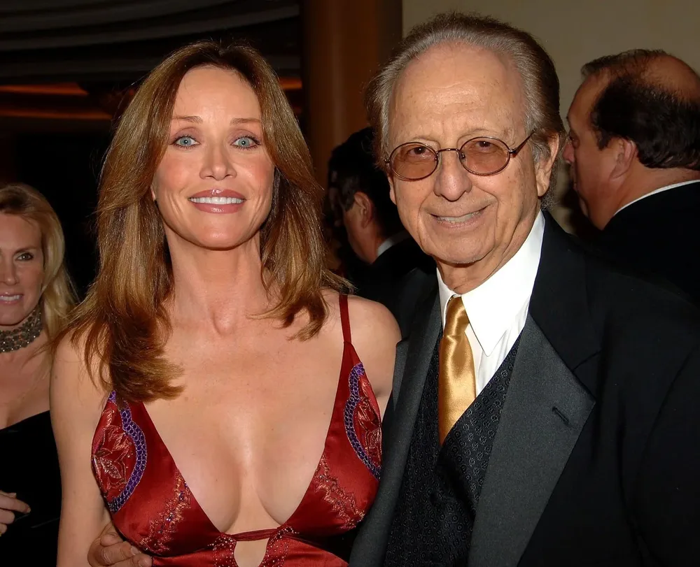 La actriz Tanya Roberts y el agente Norby Walters en una gala por los premios Oscar en 2006