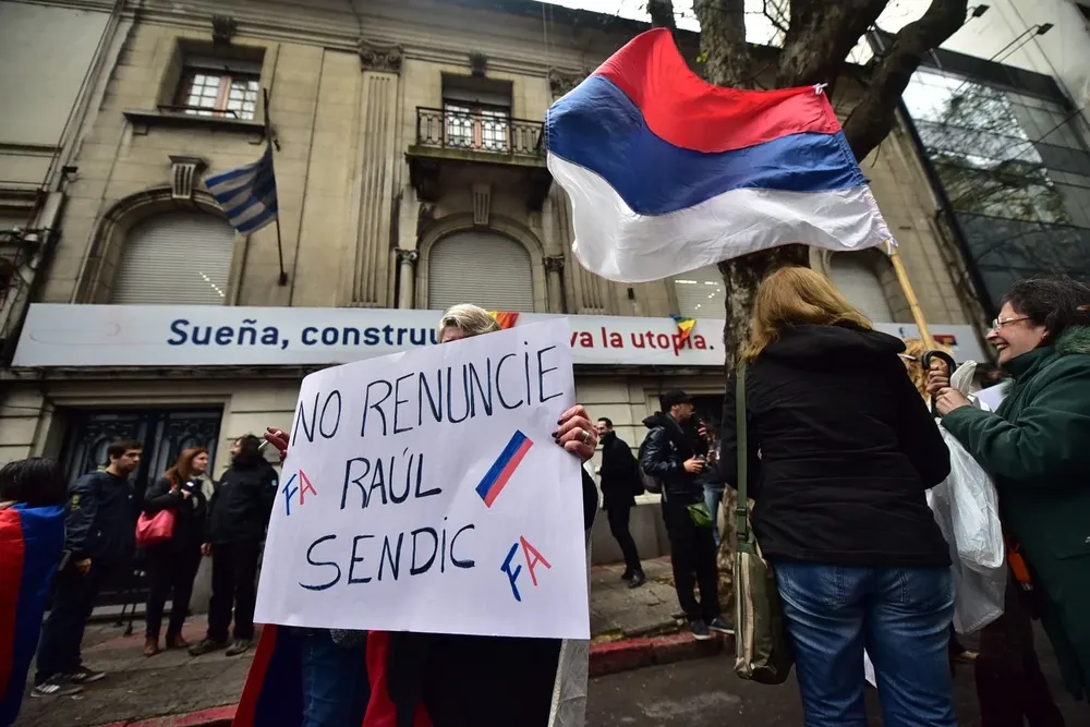 Raúl Sendic se presenta como licenciado pero no lo es