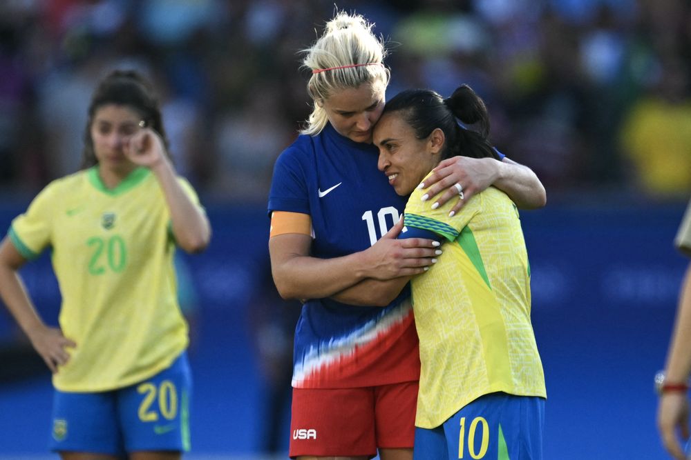 La mediocampista estadounidense Lindsey Horan abraza a la delantera brasileña Marta al final del partido de fútbol final por la medalla de oro femenina entre Brasil y Estados Unidos&nbsp;
