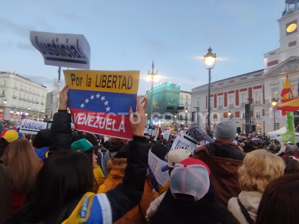 Celebración de los venezolanos por la caída de Nicolas Maduro en Puerta del Sol, en Madrid.
