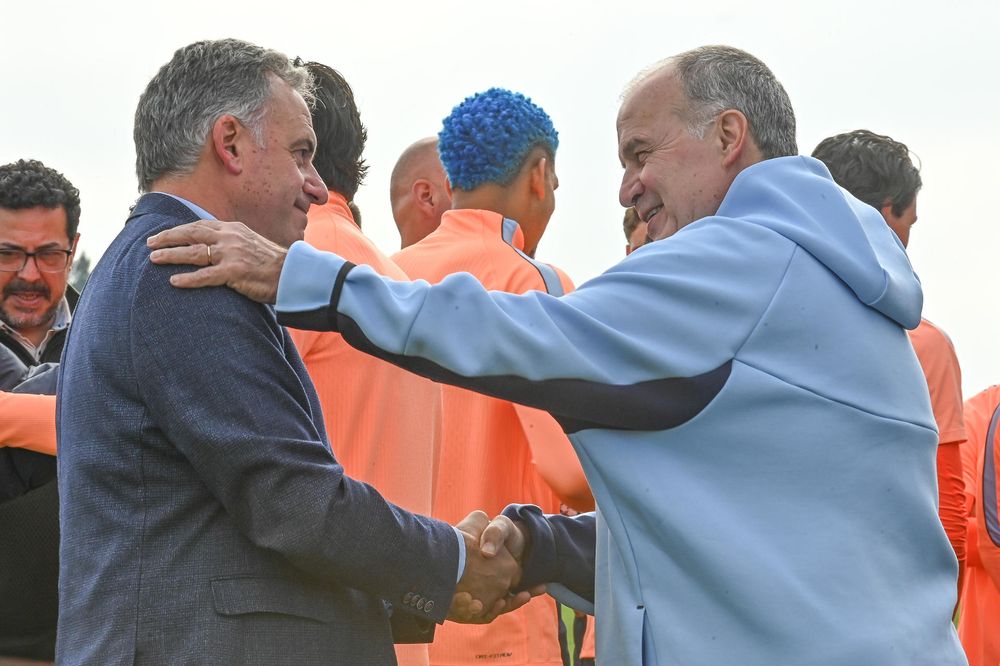 El presidente de Uruguay, Yamandú Orsi, estrecha la mano del seleccionador de Uruguay, Marcelo Bielsa, durante la entrega del pabellón nacional a la selección&nbsp;