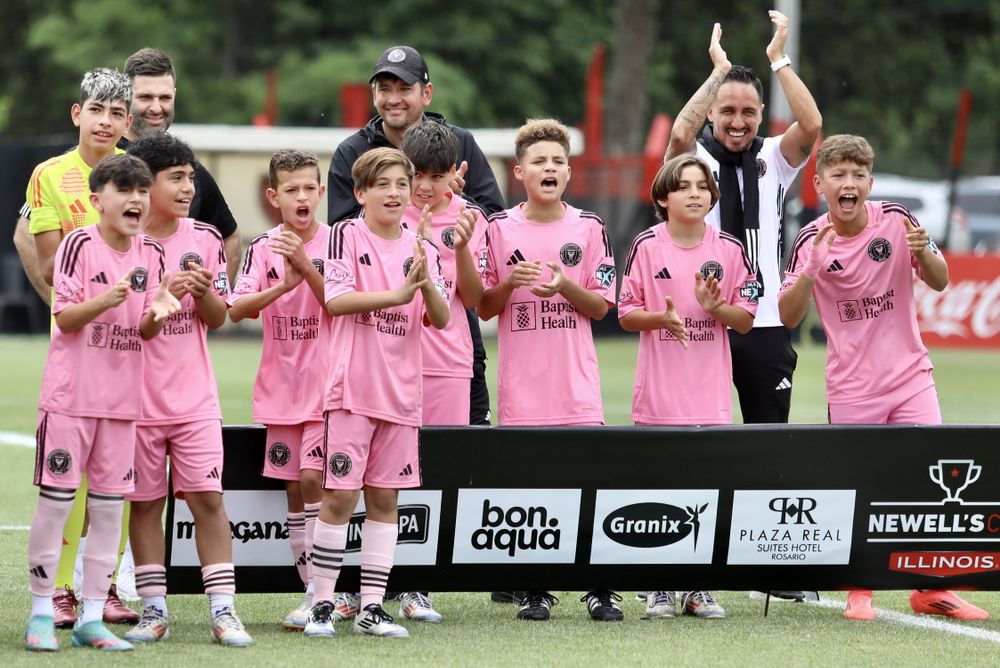 Thiago Messi adelante y Benja Suárez a la derecha, eufórico