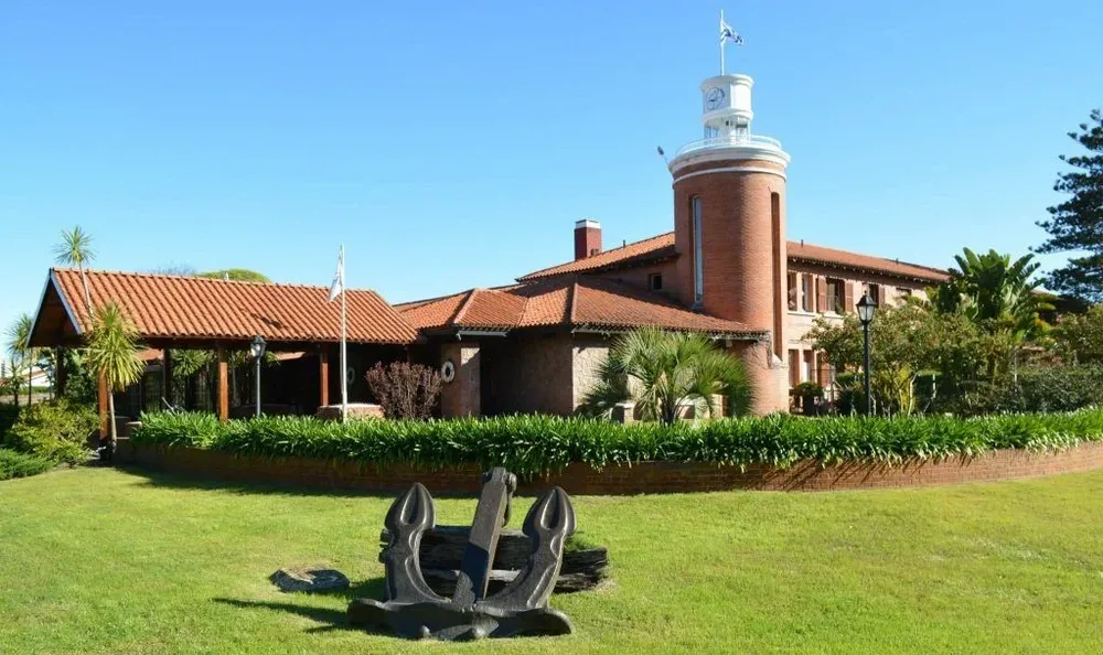 Abrieron licitación para servicios de emergencia para el Club Naval