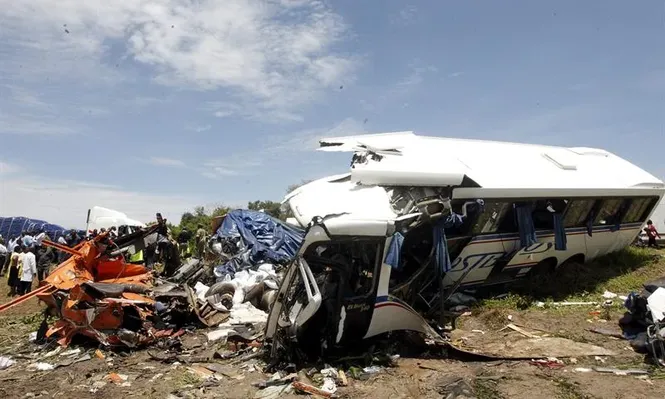 Zambia- Un autobús destrozado cerca de Chibombo. Al menos 53 personas murieron hoy en la colisión