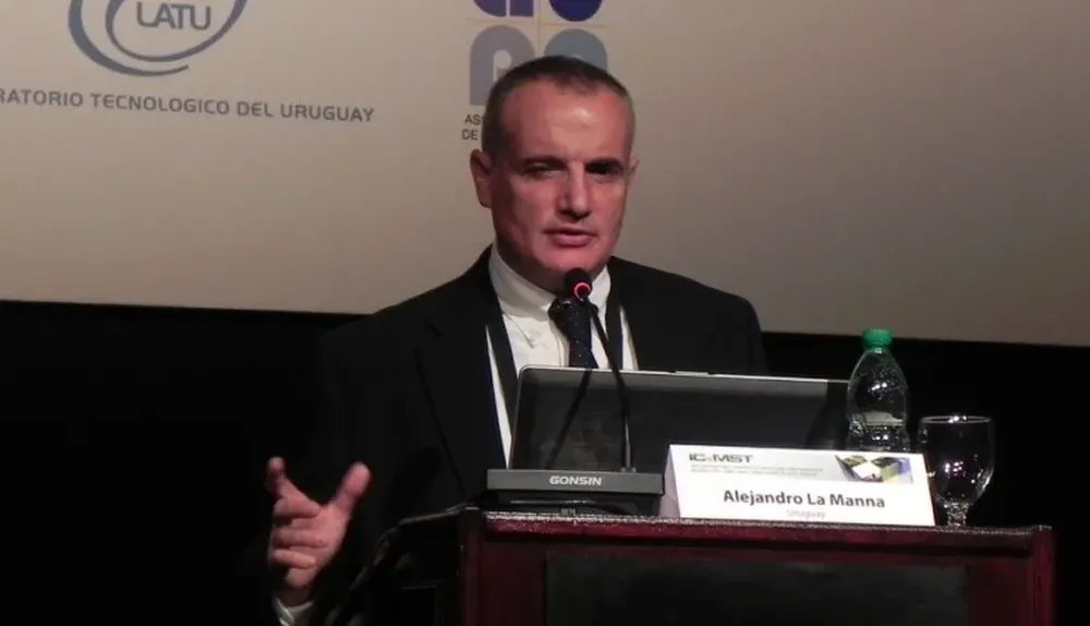 Alejandro La Manna en su exposición en Punta del Este