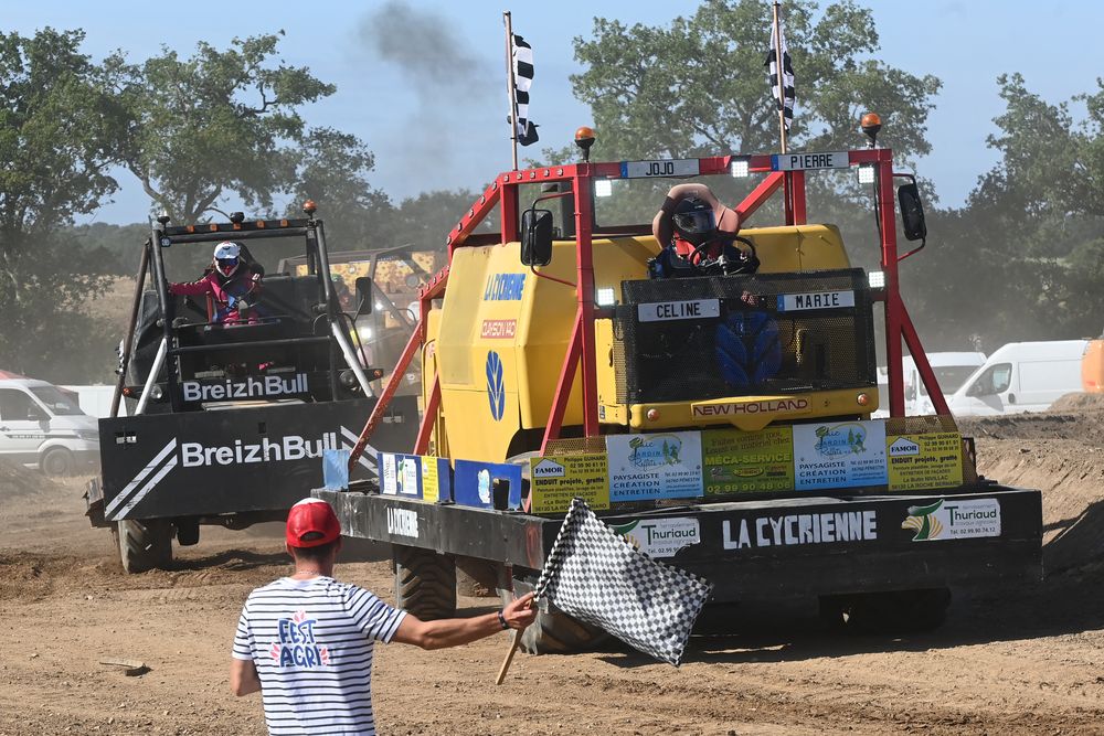 Francia: una curiosa carrera con cosechadoras adaptadas.