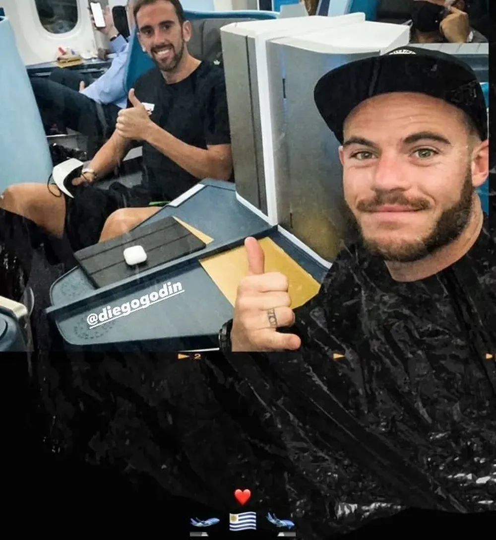 Nahitan Nández y Diego Godín ya viajan hacia Montevideo para sumarse desde el lunes a las prácticas de la selección nacional
