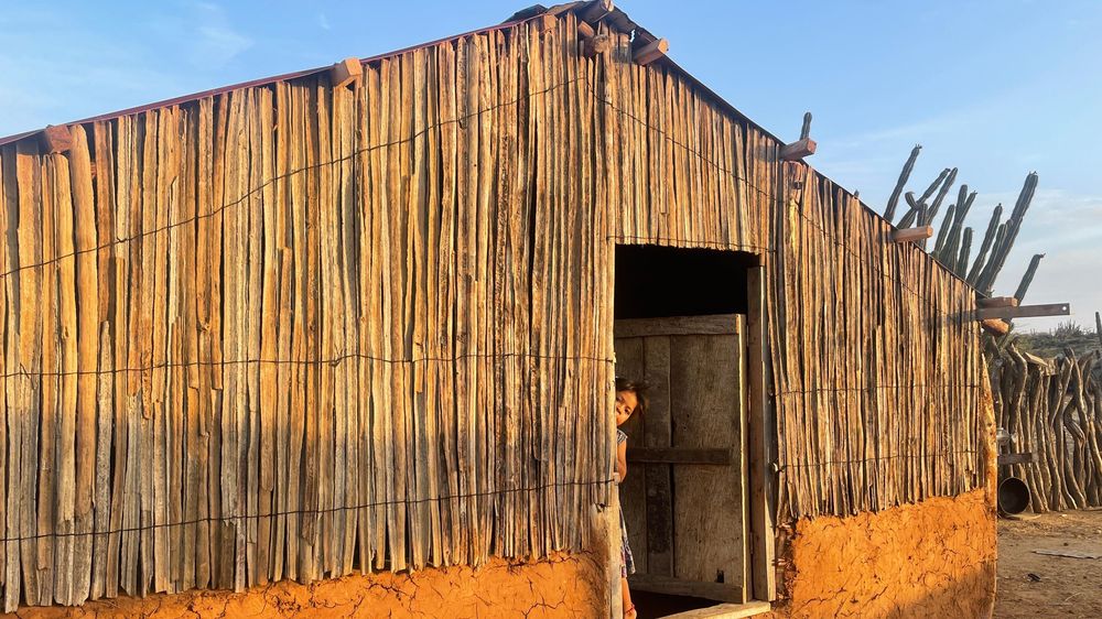 El dinero de las empresas energéticas está permitiendo que algunos lugareños abandonen sus tradicionales casas de barro y cactus.