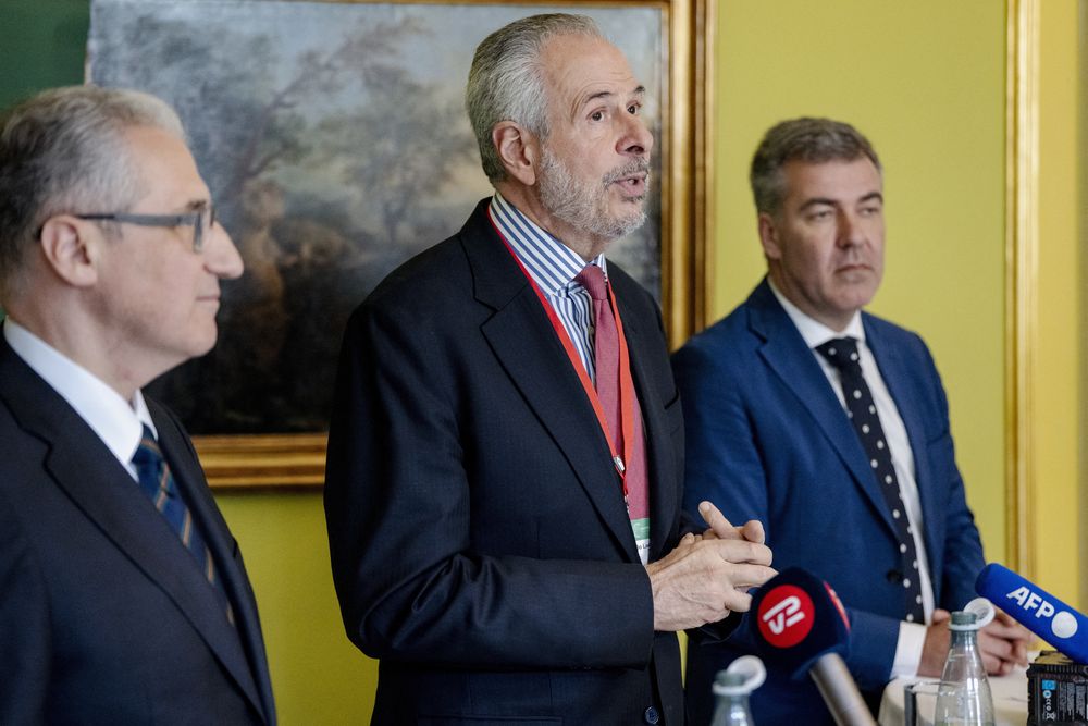 COP30: el presidente saliente de la COP, Mukhtar Babayev, de Azerbaiyán (izquierda), el presidente entrante de la COP, Andre do Lago, de Brasil (centro), y el anfitrión, el Ministro del Clima de Dinamarca, Lars Aagaard (derecha), celebran una conferencia de prensa al final de la reunión ministerial sobre el clima de Copenhague, Dinamarca, el 8 de mayo de 2025. Ministros del clima de todo el mundo se reunieron para fijar la dirección de las negociaciones sobre el clima en la COP30 en Brasil.