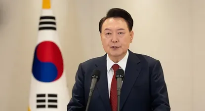 El ex presidente surcoreano Yoon evitó ser arresto tras desnudarse frente al equipo de fiscales.