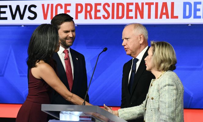 Los candidatos a vicepresidentes en un clima cordial con sus esposas Usha Vance y Gwen Walz al final debate.