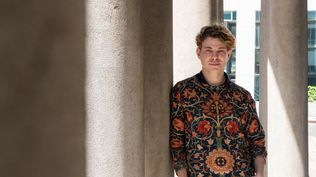 El productor brasileño Daniel Dreifuss, ganador del Oscar por Sin novedad en el frente, en la explanada del Teatro Solís de Montevideo&nbsp;