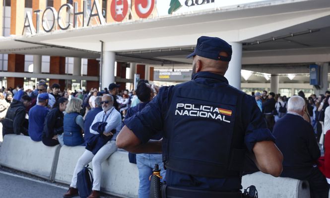 Cientos de personas fuera de la estación Atocha de Madrid en medio del apagón. EFE