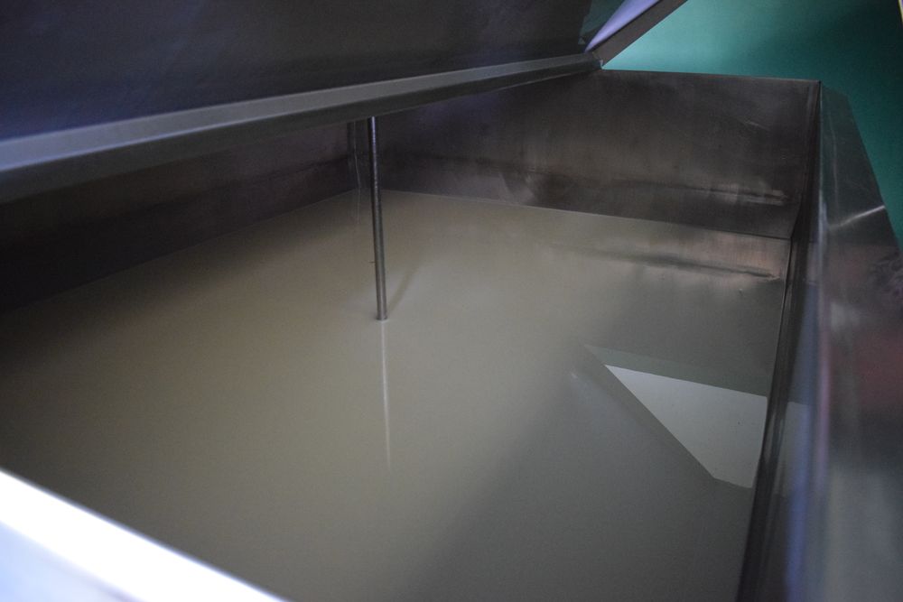 Leche de orde&ntilde;e reciente en un tanque de fr&iacute;o de un tambo ubicado en San Jos&eacute;.&nbsp;