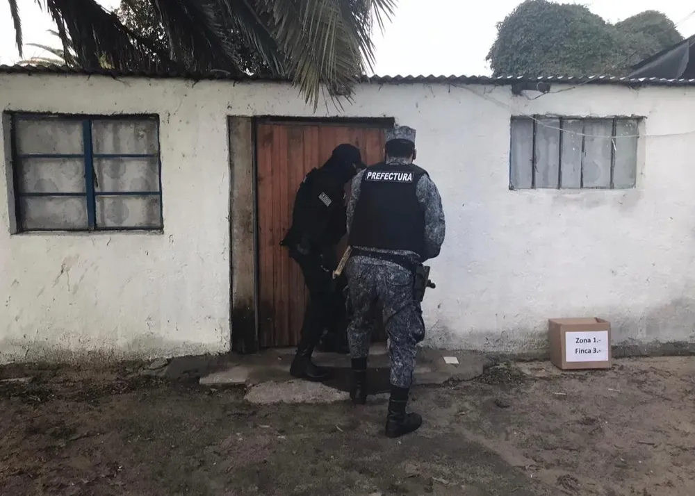 Efectivos de la Armada Nacional realizando un allanamiento en el marco de la Operación Potri Derby