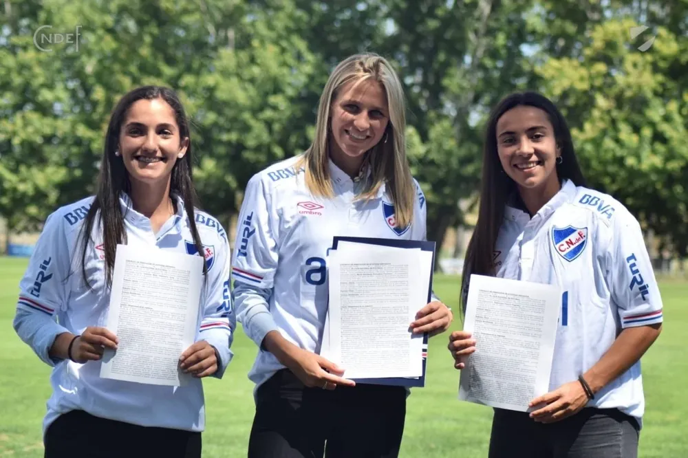 Josefina Villanueva, Antonella Ferradans y Esperanza Pizarro firmaron sus contratos profesionales el 28 de febrero
