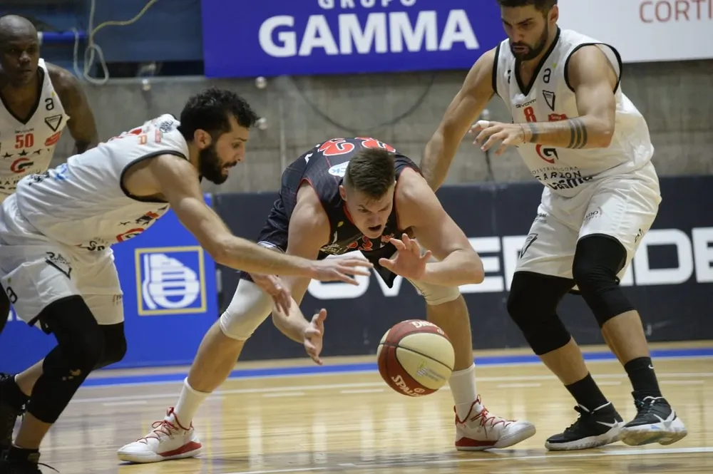 Salvador Zanotta se la pelea a Zygimantas Riauka