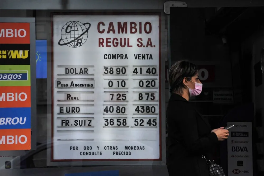 El dólar cerró este lunes a $ 41,30 en el mercado mayorista.