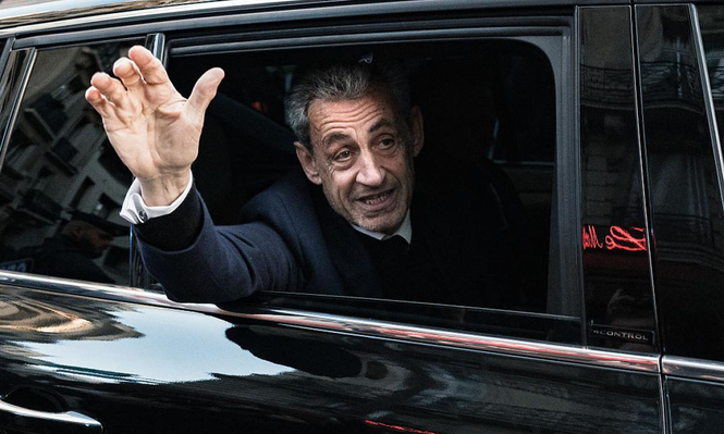 El expresidente francés, Nicolás Sarkozy, beneficiado con la libertad condicional.