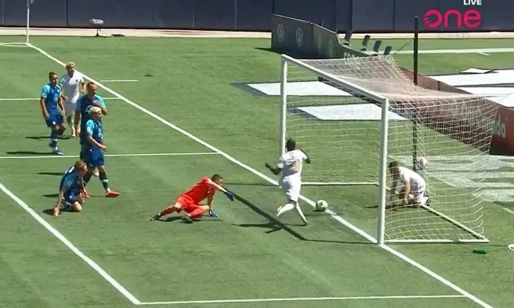 Insólita jugada en un partido de fútbol de la Primera división de Canadá