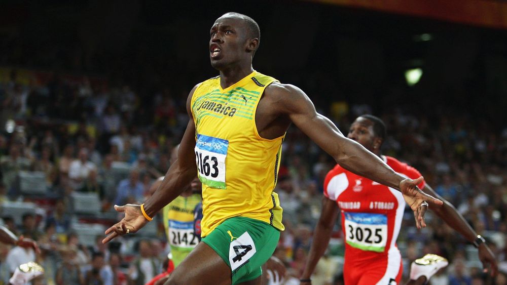 Usain Bolt paraliza al mundo al convertirse en el hombre más rápido de la historia con su victoria en la final de los 100 metros planos en 2008.