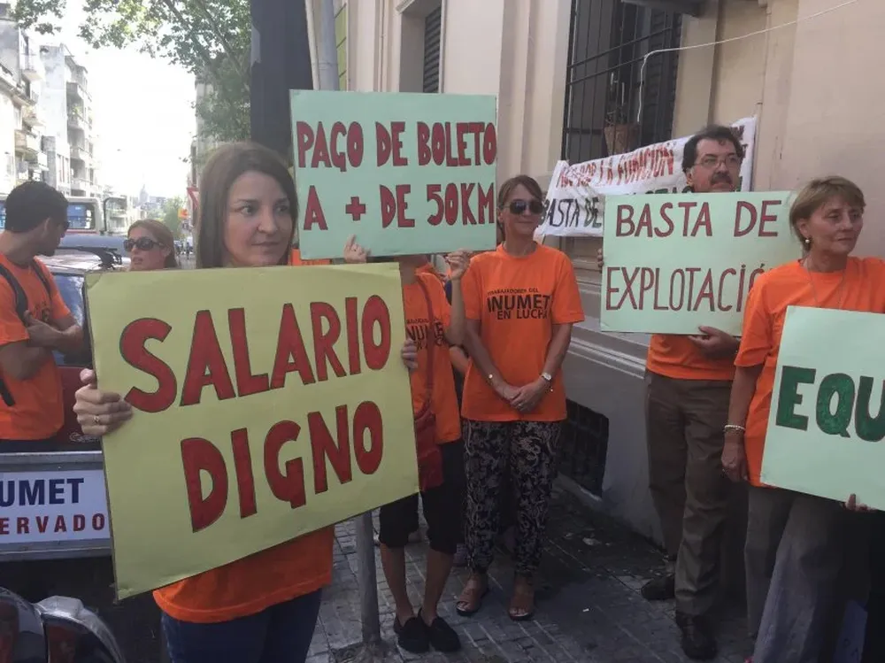 Los trabajadores protestaron con pancartas