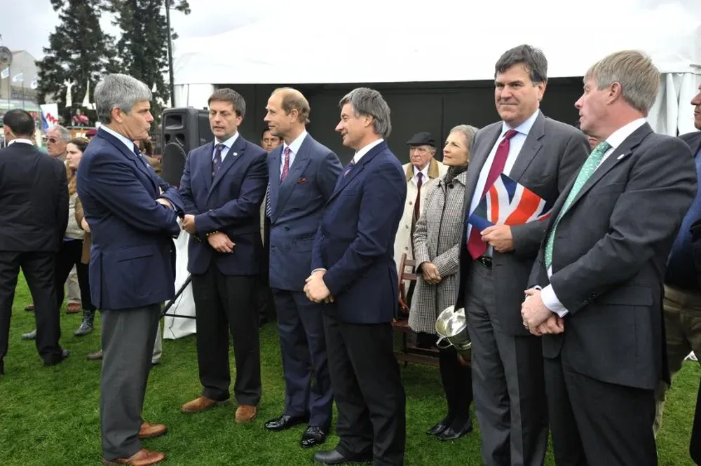El príncipe Eduardo junto a las autoridades de la ARU y de la embajada en el ruedo.