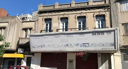 Local comercial en planta alta con amplia casa en planta baja.