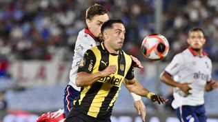 Jaime Báez de Peñarol ante la marca de Sebastián Coates de Nacional