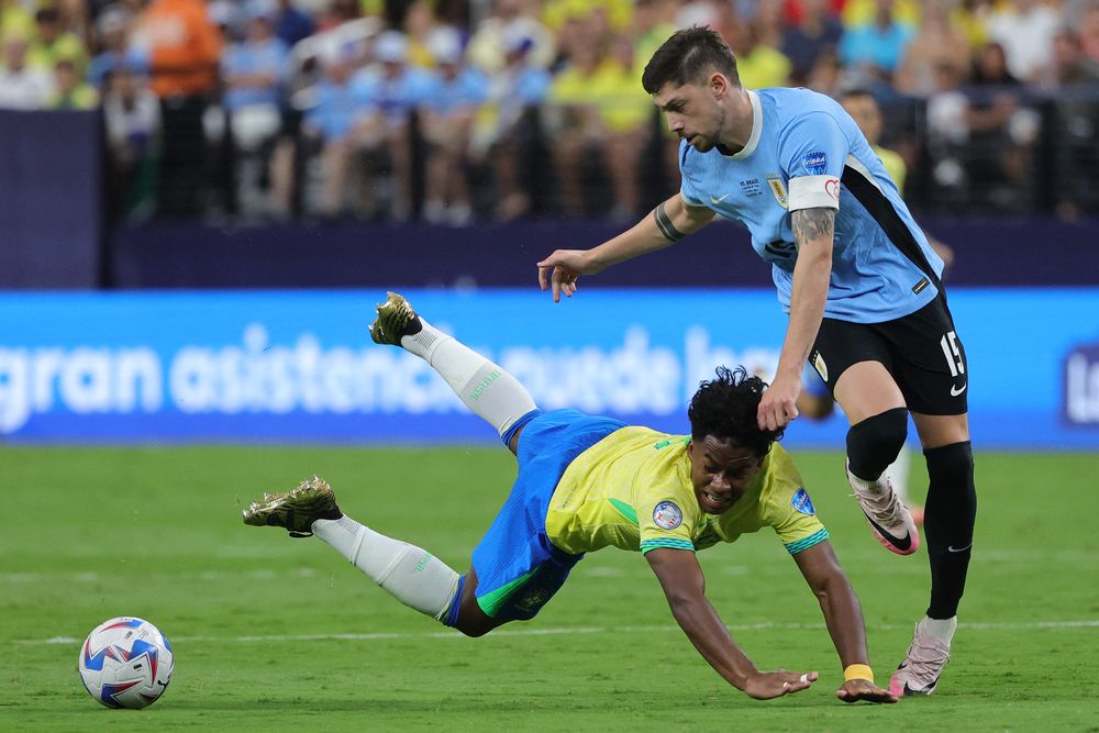 Endrick de Brasil y Federico Valverde de la selección de Uruguay