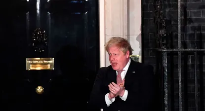 Boris Johnson afuera de su residencia oficial en marzo de 2020
