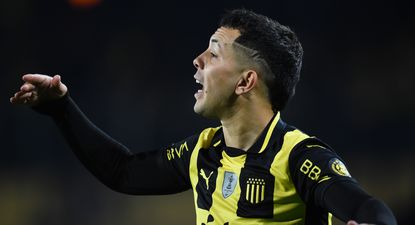 Leonardo Fernández celebra su gol para Peñarol