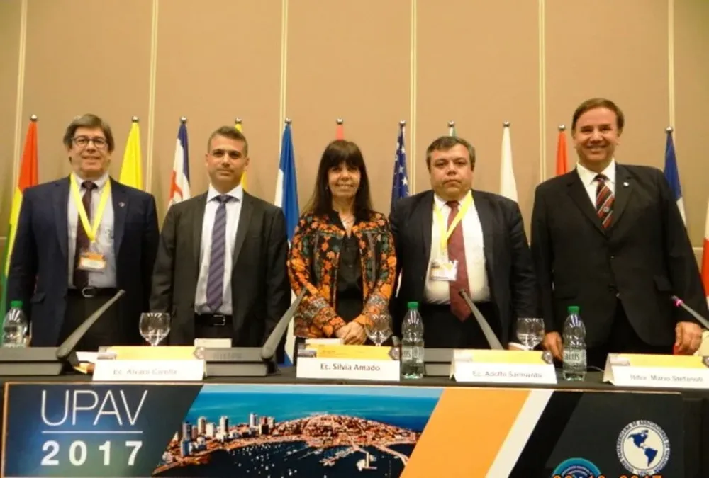 Mario Stefanoli (izquierda) durante la apertura del encuentro internacional en Punta del Este