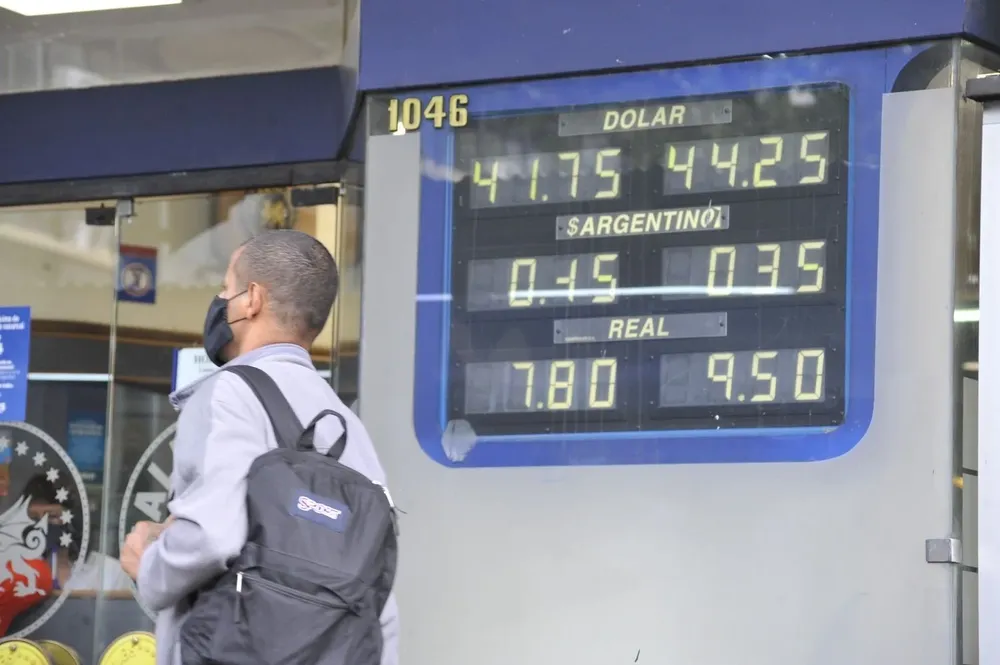 El dólar volvió a las franja de los $ 44 en la punta vendedora.