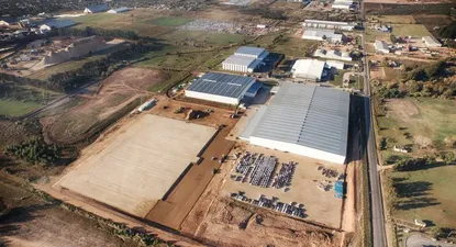 El Polo Oeste se ubica en Camino Bajo de la Petisa, cerca de la Ruta 1