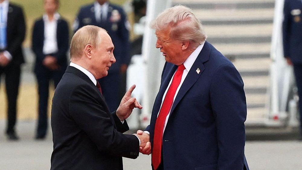 Putin fue recibido por Trump en la pista de aterrizaje de la base aérea de Anchorage.