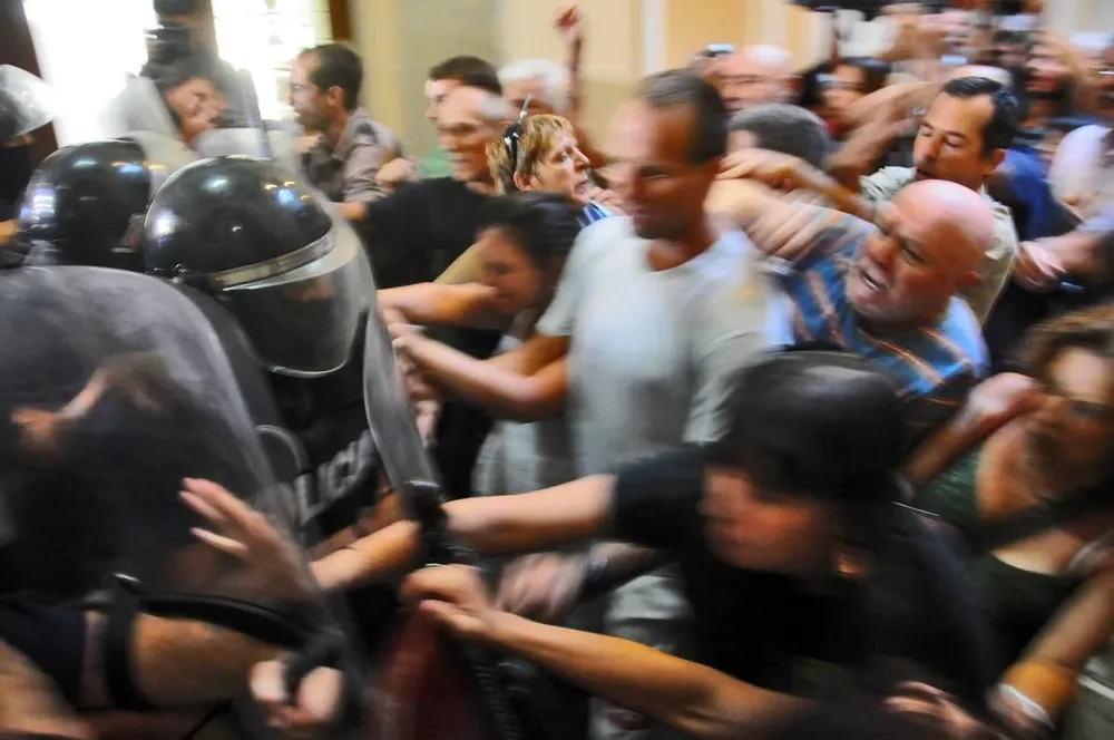 Viernes 15 Los manifestantes que se habían concentrado frente a la Suprema Corte para protestar por el traslado de la jueza Mariana Mota irrum
