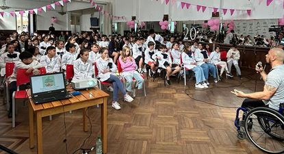 INAC: el deportista Eduardo Dutra informa a los escolares, en un centro educativo en Paysandú, como parte de las actividades del programa Alimentando Sueños.
