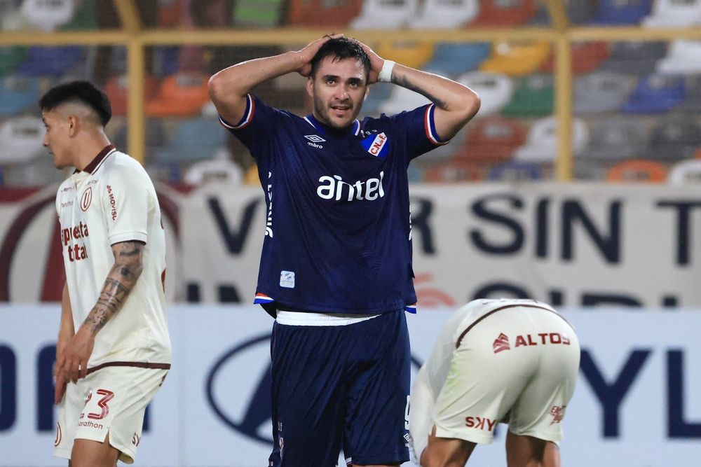 Maximiliano Gómez reacciona tras errar un gol imposible para Nacional ante Universitario por Copa Libertadores