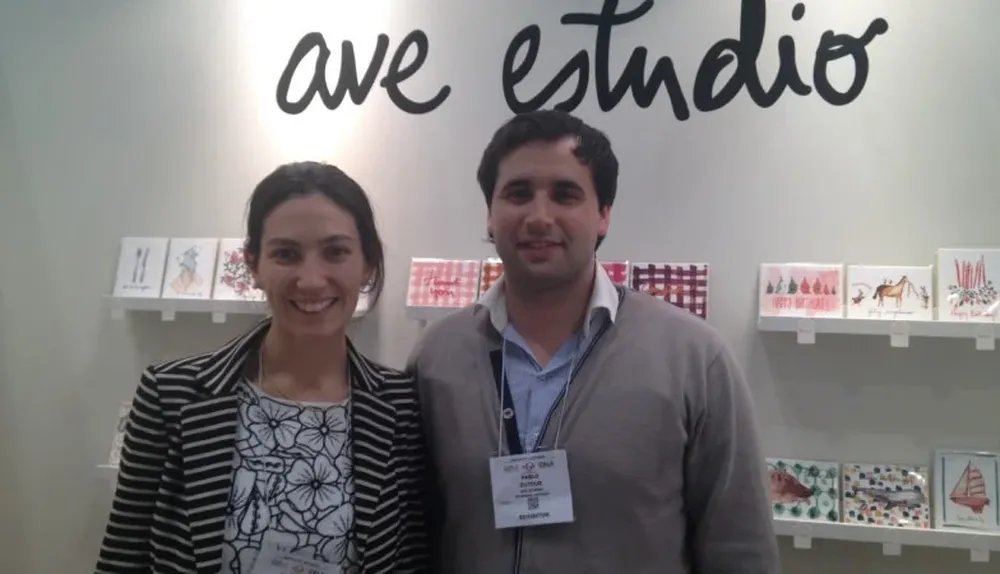 Carolina Leoni junto a Pablo Dutour en el stand de Ave Estudio