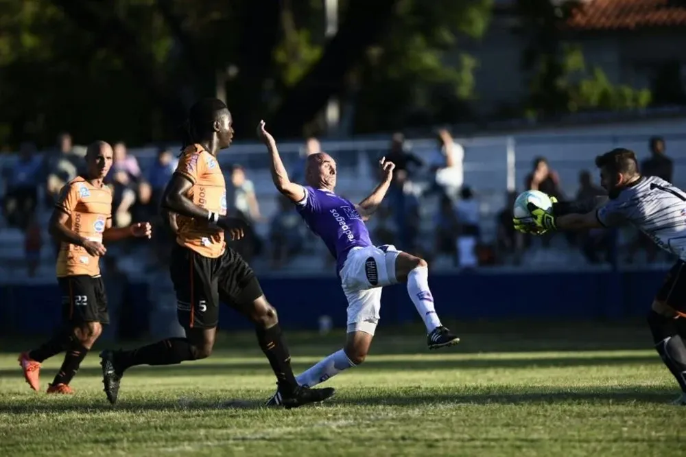 Defensor le ganó a la IASA en el Palermo