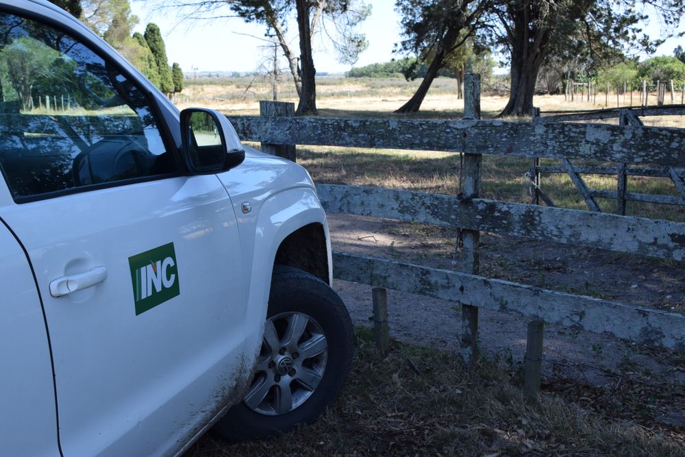 Camioneta del Instituto Nacional de Colonización en la estancia María Dolores