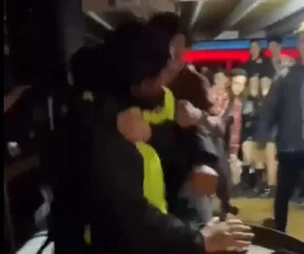 Captura de pantalla de un video donde se ven los incidentes en el boliche, donde dos jóvenes intentan detener a un guardia de seguridad que estaba golpeando a un tercero