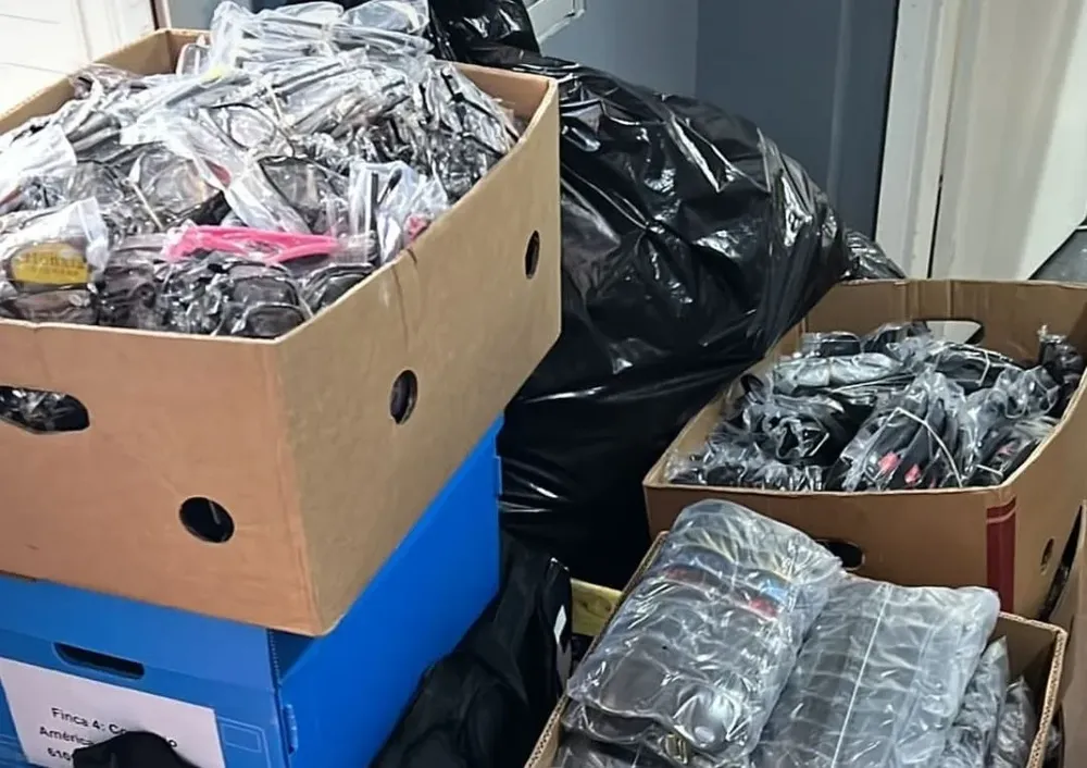 Algunos de los lentes incautados a la banda que operaba en el oeste de Montevideo