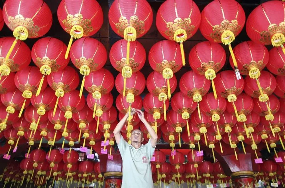 Colocan farolillos rojos con nombres de donantes durante los preparativos para el Año Nuevo chino en Indonesia