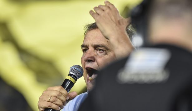 Diego Aguirre celebrando con los hinchas de Peñarol el título del Campeonato Uruguayo 2024