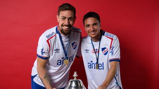 Sebastián Coates y Mauricio Pereyra con la copa de la Liga AUF Uruguaya